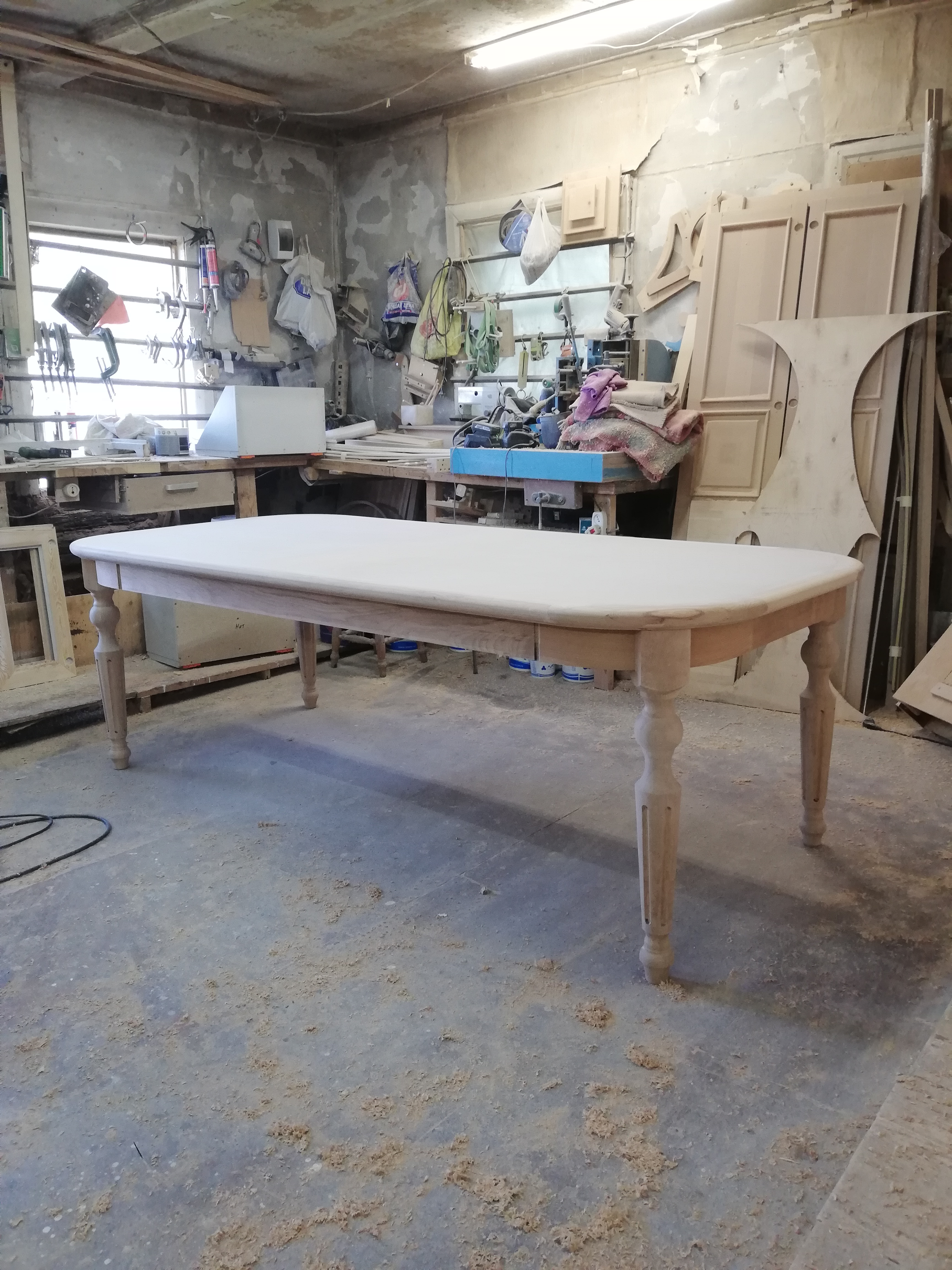 Процесс изготовления стола обеденого на четыре персоны в дизайне zuo park west coffee table в массиве сосны в г. Братске от столярной мастерской ЛариксПро LarixPro.